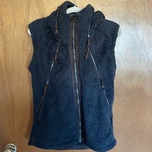 KÜHL Sherpa vest. Hunter green with brown leather accents